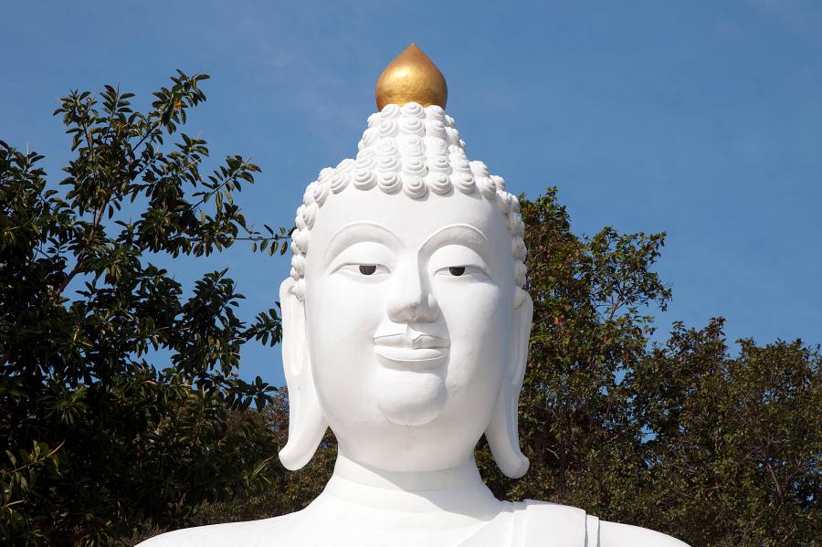 Weiße Buddhas in Thaton