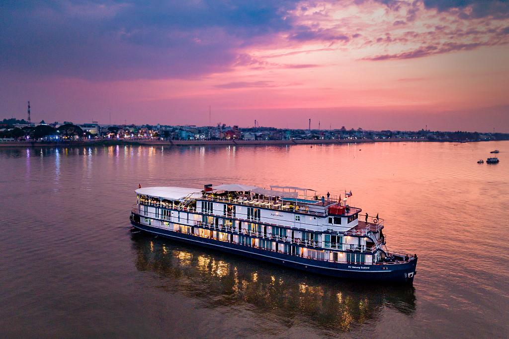 1024-Jayavarman auf dem Fluss abends