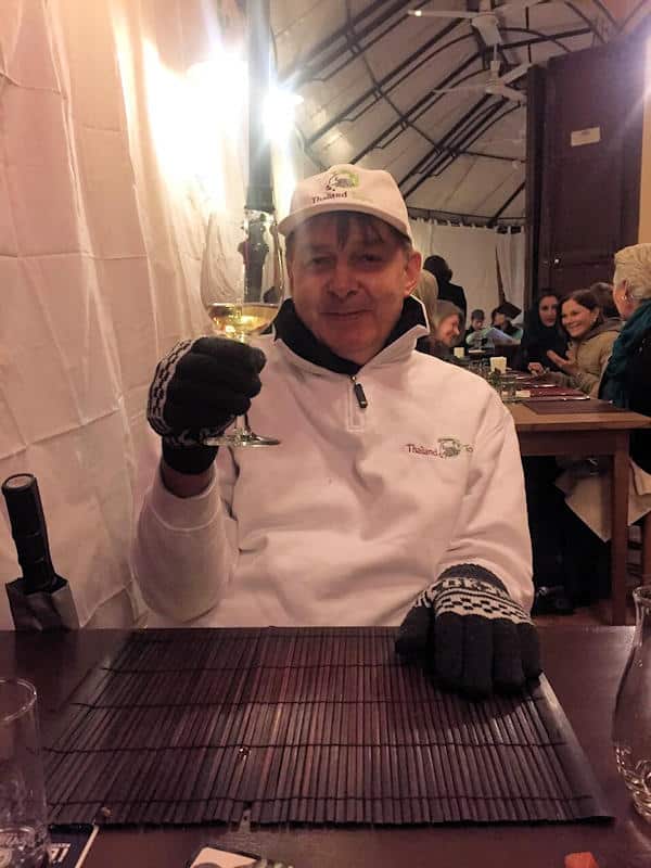Mit Handschuhen im L'Eléphant Restaurant